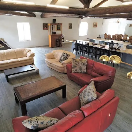 Holiday home Maison Spacieuse Pres De Avec Piscine Privee Lespignan
